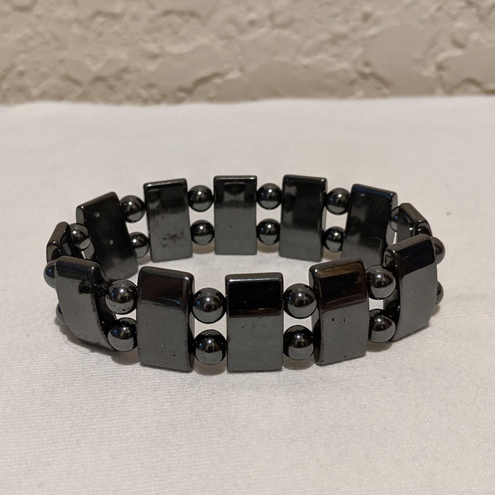 8 Bracelets - Picture 5 of 9
